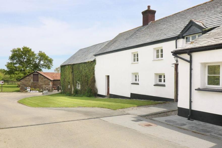EASTCOTT FARMHOUSE, family friendly, with a garden in Whitstone