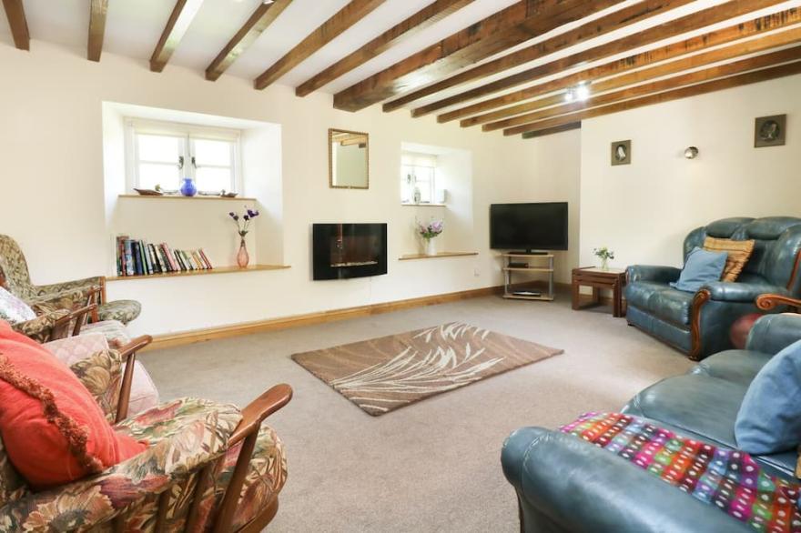 EASTCOTT FARMHOUSE, family friendly, with a garden in Whitstone