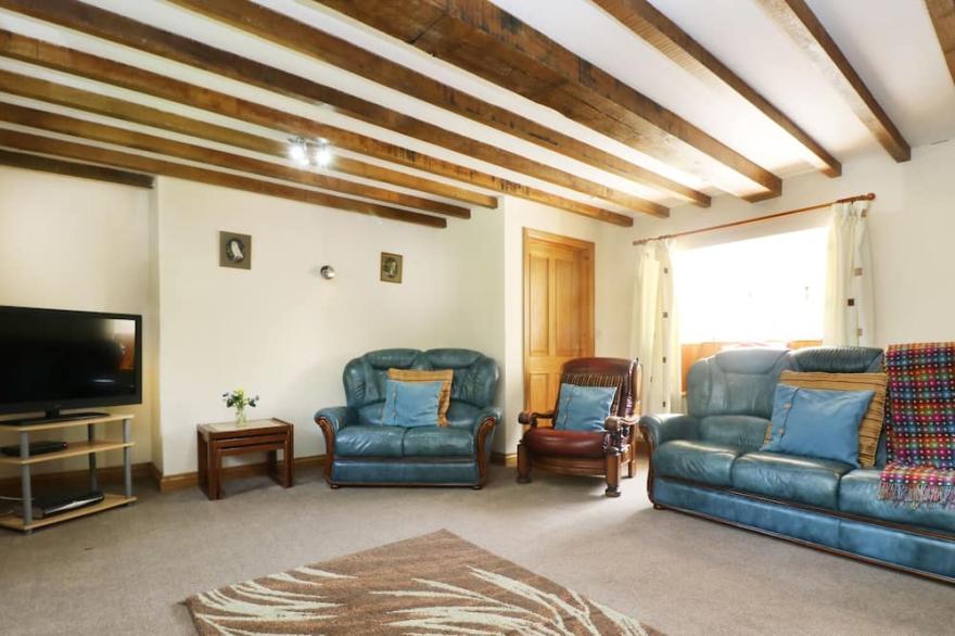 EASTCOTT FARMHOUSE, family friendly, with a garden in Whitstone