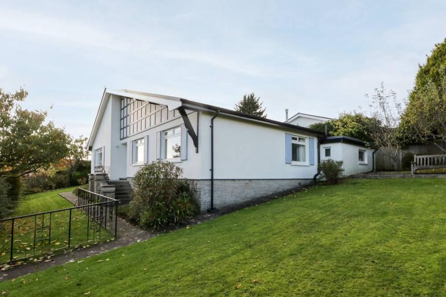 SILVERDALE MOUNT, pet friendly, with a garden in Grange-Over-Sands