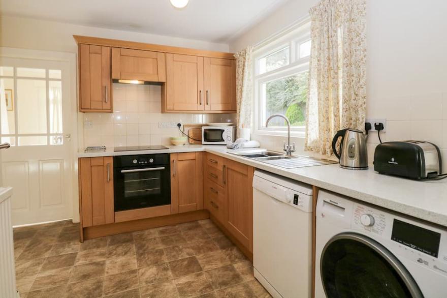 SILVERDALE MOUNT, pet friendly, with a garden in Grange-Over-Sands