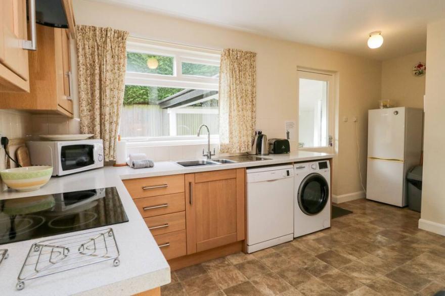 SILVERDALE MOUNT, pet friendly, with a garden in Grange-Over-Sands