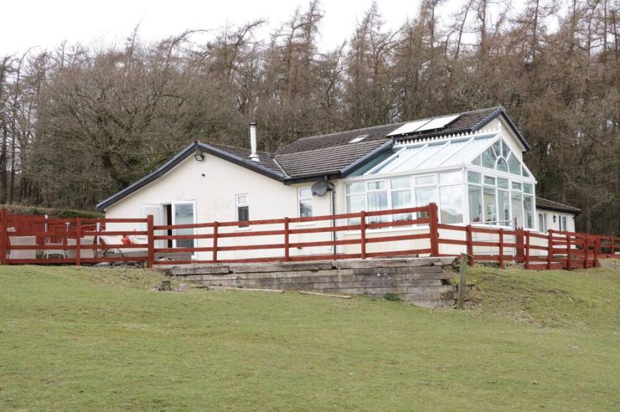 BRYN DERW HOLIDAY COTTAGE, pet friendly, with hot tub in Eglwysbach