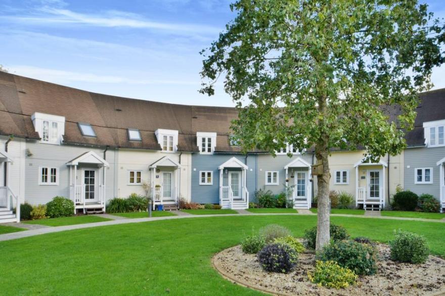 Nyhavn lodge on Isis Lake in the heart of Cotswold Water Park - Pet Friendly