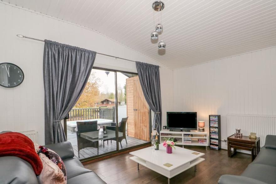 SUNSET LODGE, pet friendly, with hot tub in Tattershall