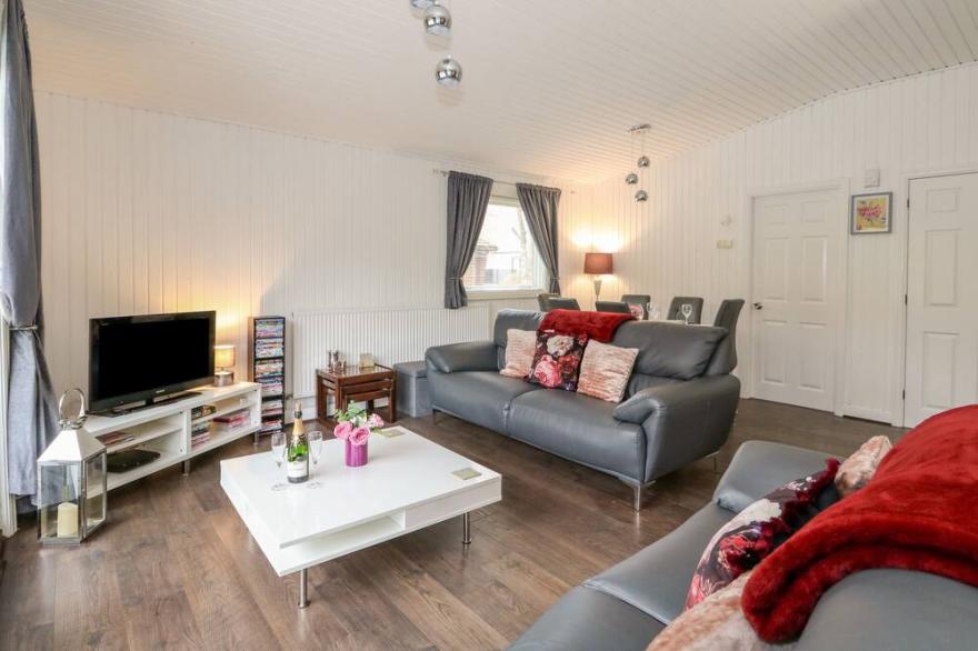 SUNSET LODGE, pet friendly, with hot tub in Tattershall