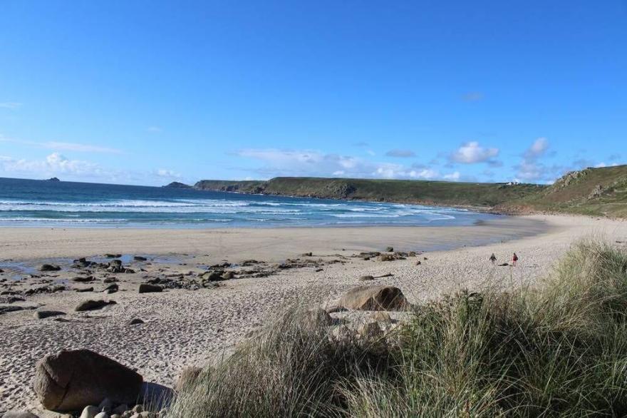 Rural retreat, beautiful sea views, lush tropical garden & parking