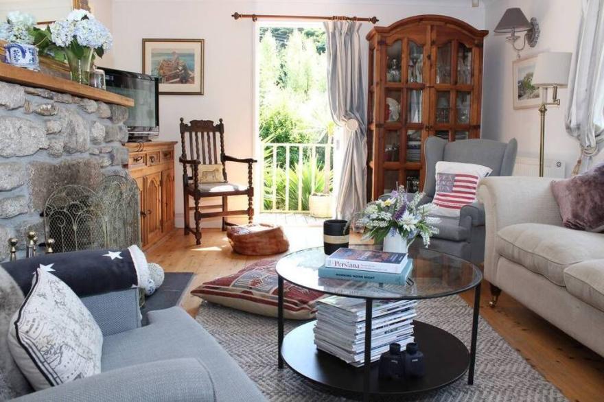 Rural retreat, beautiful sea views, lush tropical garden & parking
