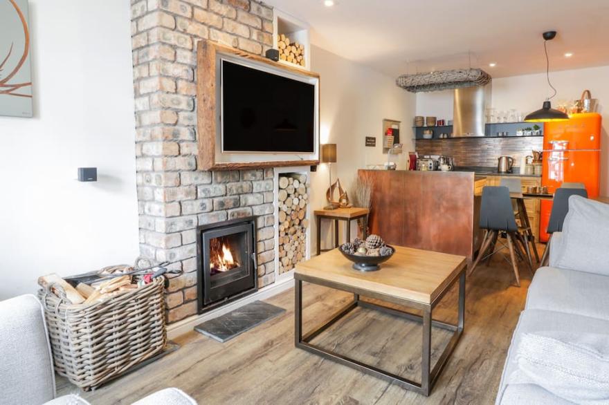WEE COTTAGE, pet friendly, luxury holiday cottage in Moffat