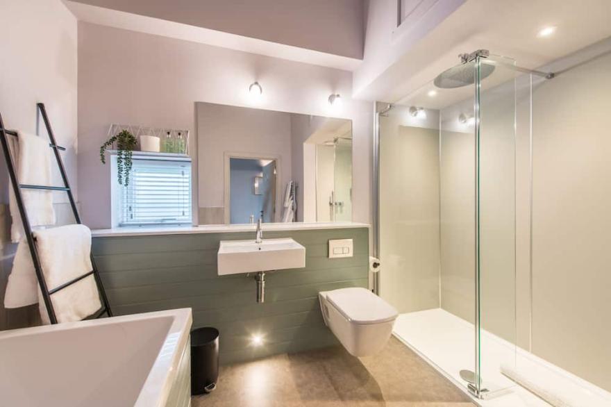 Luxury Studio Lodge with Hot Tub