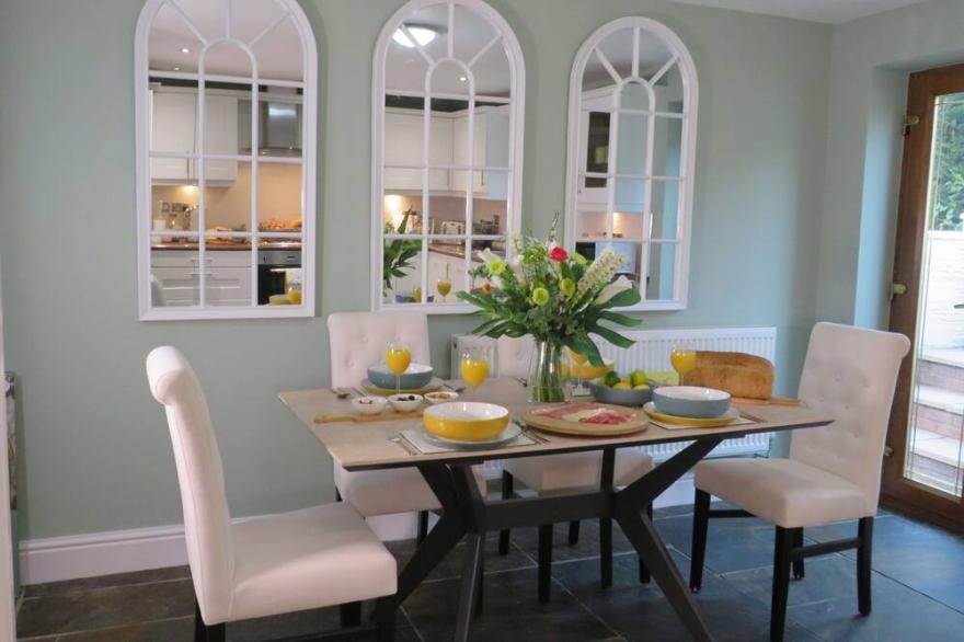 Coach House Sleeps 12 People Close To Beach Wales