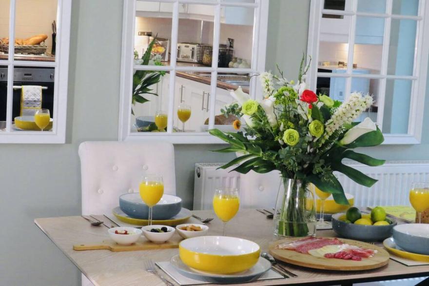 Coach House Sleeps 12 People Close To Beach Wales