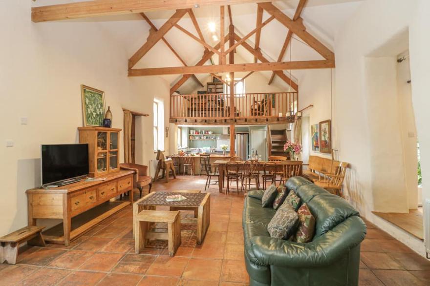 THE BARN, pet friendly, character holiday cottage in Honiton