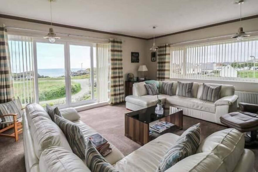 TRITONS REACH, family friendly, with a garden in Trearddur Bay