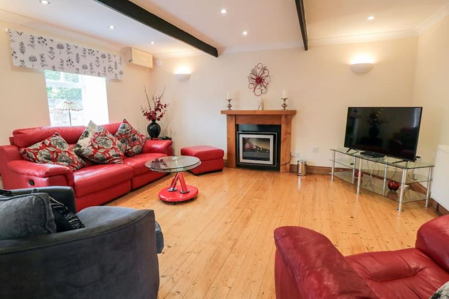 ST HILDA'S COTTAGE, pet friendly, with hot tub in Hinderwell