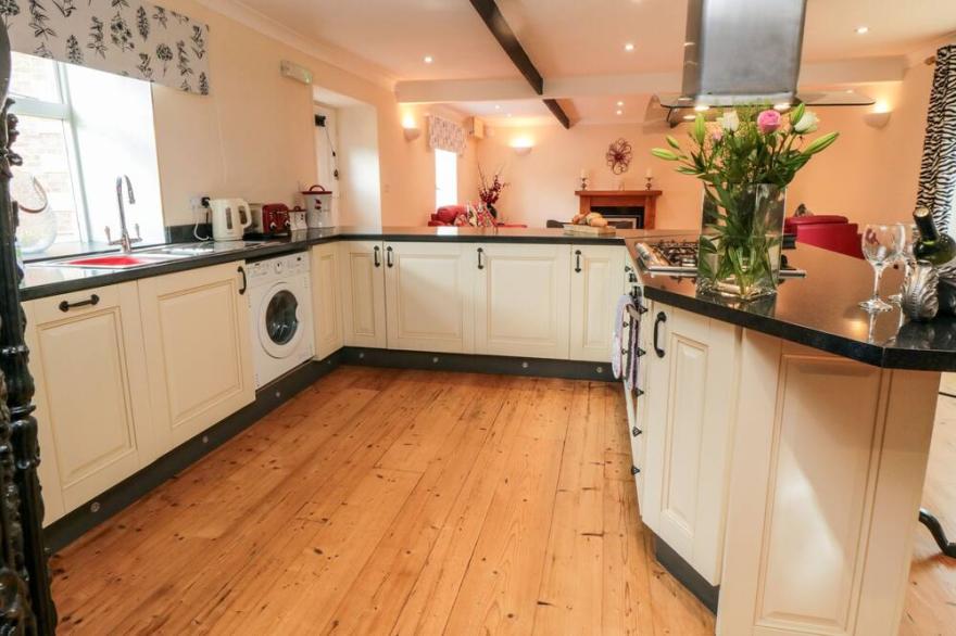 ST HILDA'S COTTAGE, pet friendly, with hot tub in Hinderwell