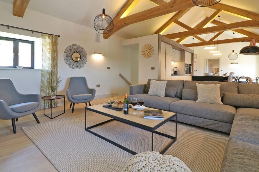 MILL HOUSE, BOSKENSOE BARNS, family friendly in Mawnan Smith