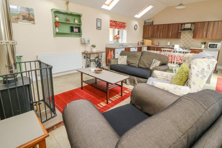 1 PINES FARM COTTAGES, family friendly, with open fire in Tadcaster