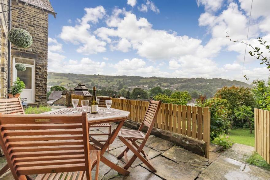 SWIFT COTTAGE, family friendly, with open fire in Pateley Bridge