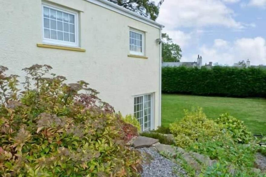 WHITE GABLES, family friendly, with a garden in Great Clifton