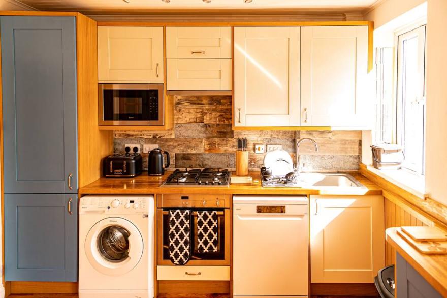 Large Comfy Dwelling, Garden, Parking, Kingswood