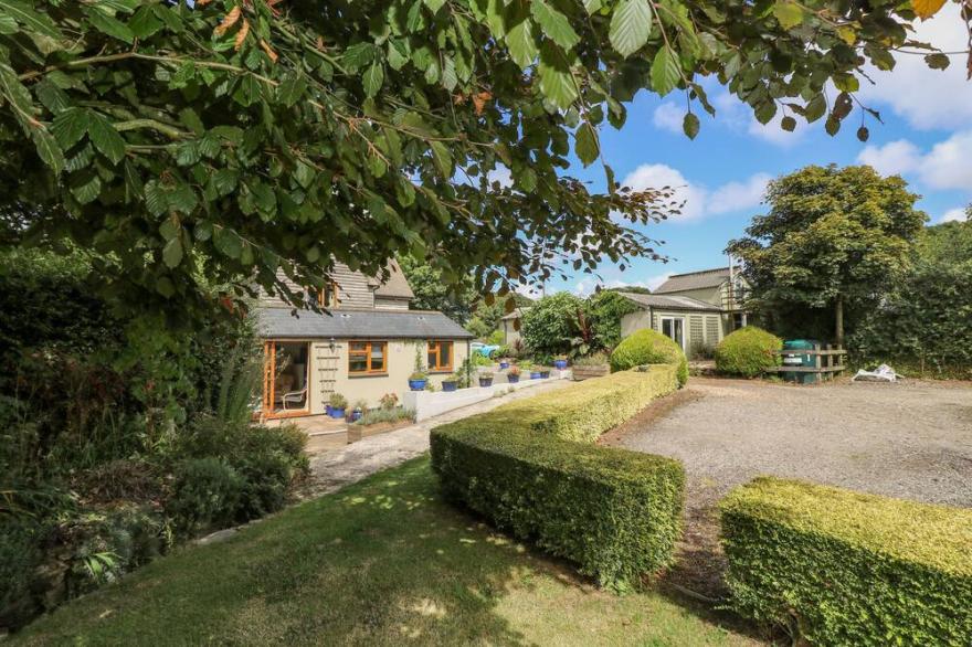 MANEGE COTTAGE, pet friendly, with a garden in St Agnes