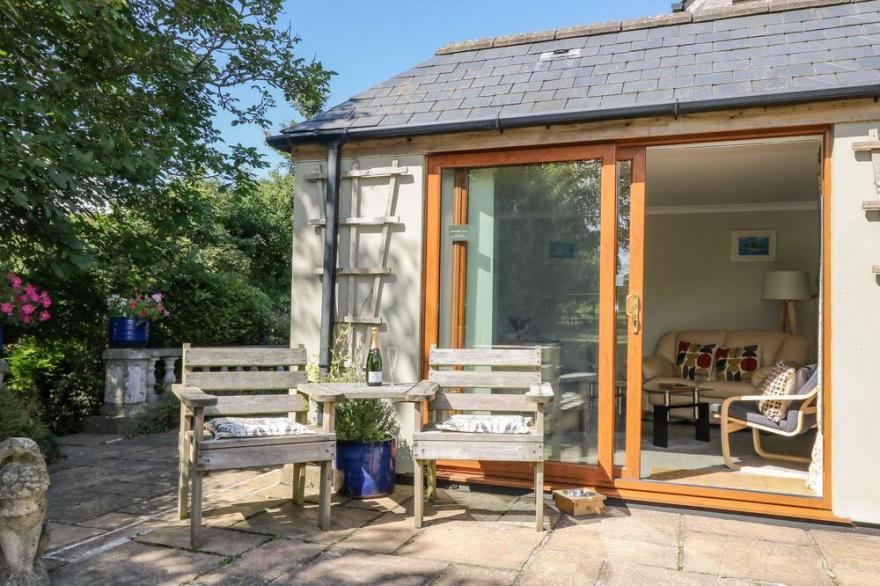 MANEGE COTTAGE, pet friendly, with a garden in St Agnes