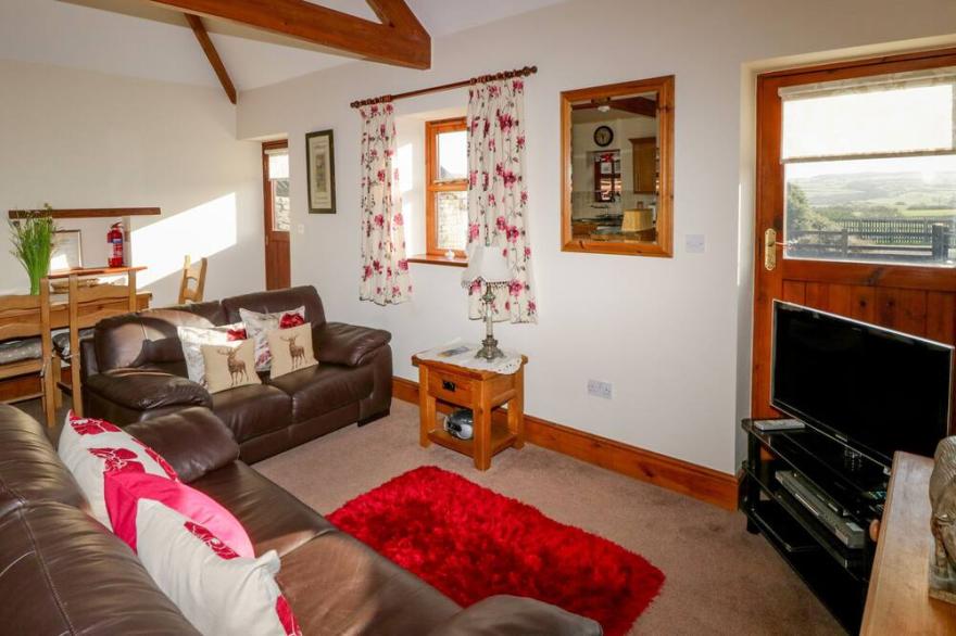 BROADINGS COTTAGE AT BROADINGS FARM, pet friendly in Whitby