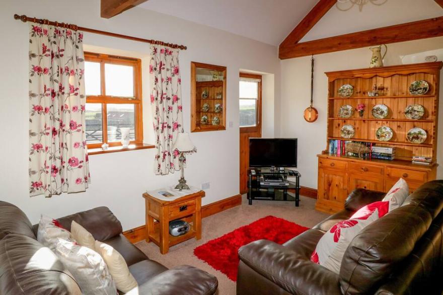 BROADINGS COTTAGE AT BROADINGS FARM, pet friendly in Whitby