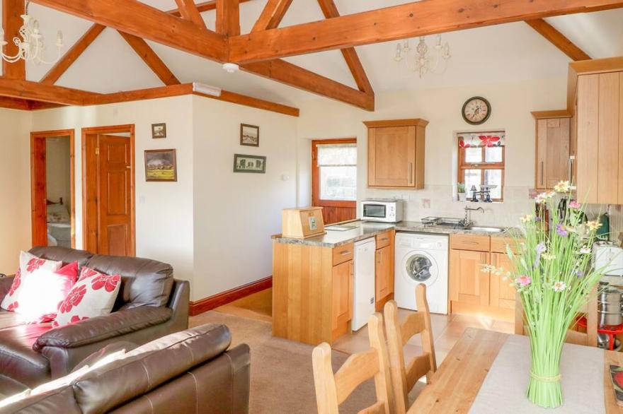 BROADINGS COTTAGE AT BROADINGS FARM, pet friendly in Whitby