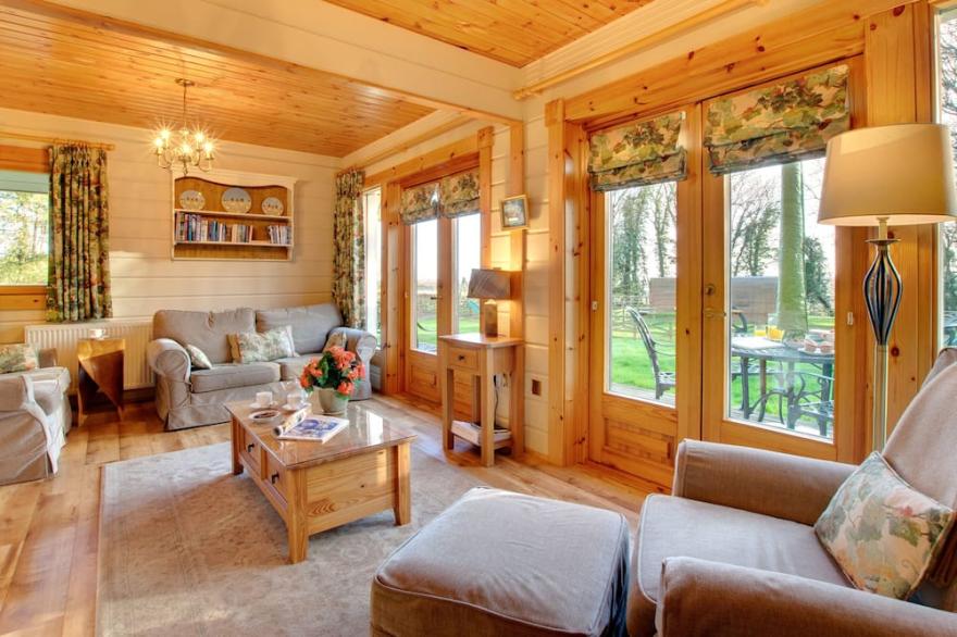 APPLE TREE LODGE, pet friendly, character holiday cottage in Swarland