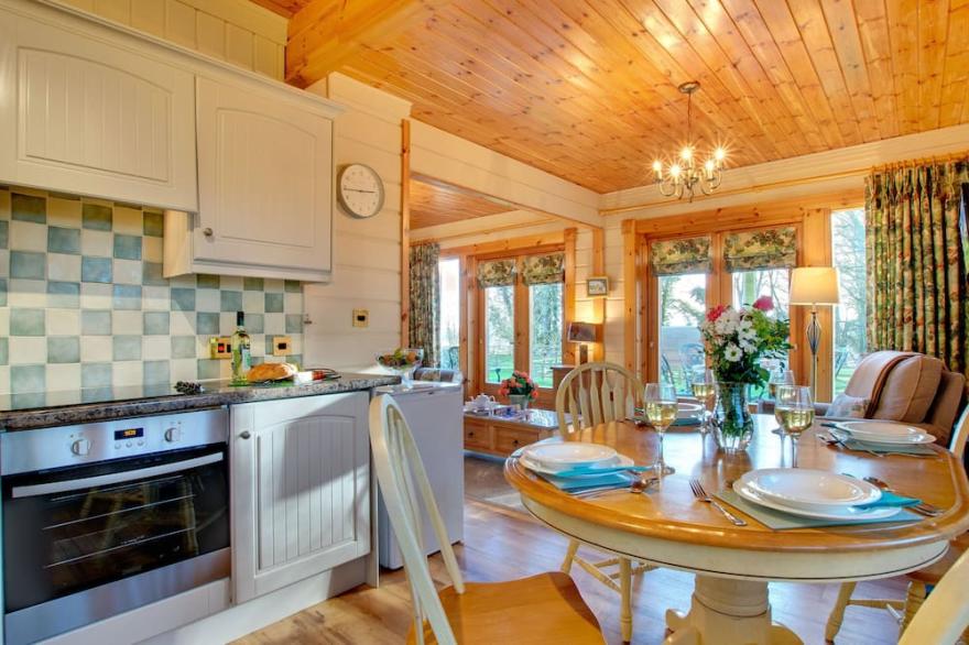 APPLE TREE LODGE, pet friendly, character holiday cottage in Swarland