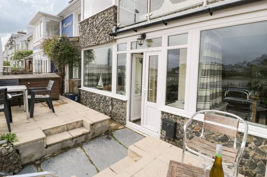 5 IVY TERRACE, family friendly, with open fire in Borth-Y-Gest