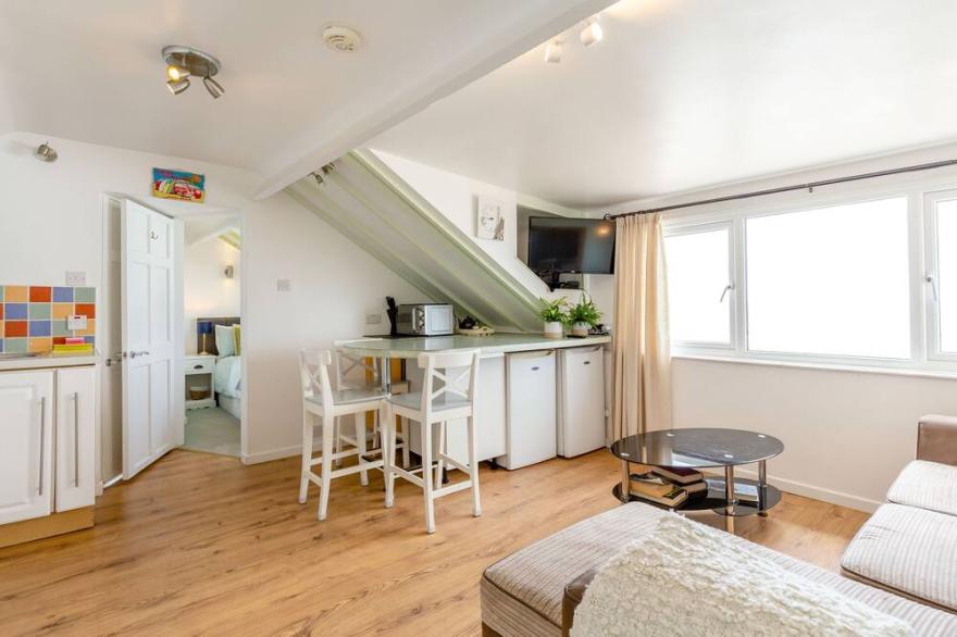 SCYLLA VIEW COTTAGE, pet friendly, with a garden in Whitsand Bay