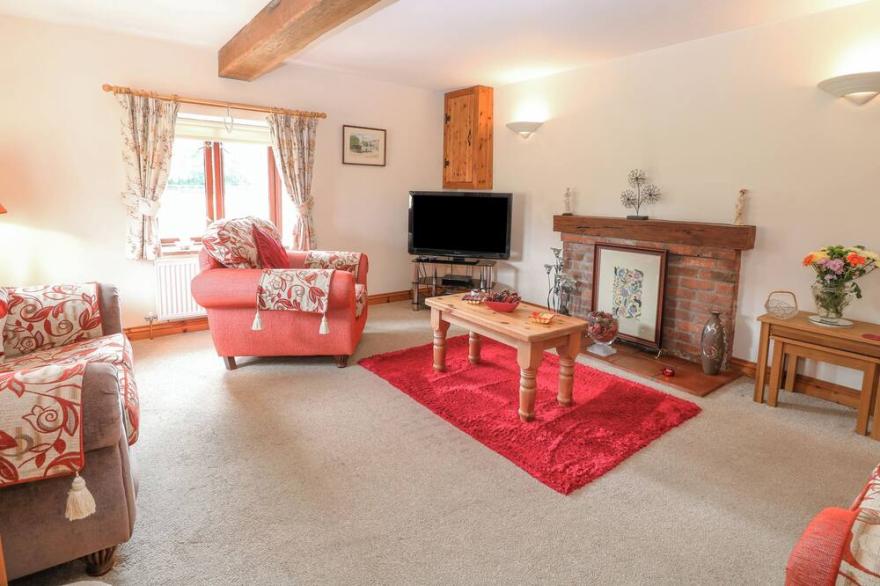2 STUD COTTAGE, family friendly, with a garden in Buxton, Norfolk