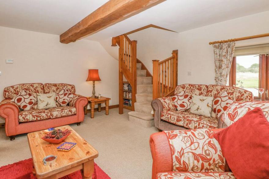 2 STUD COTTAGE, family friendly, with a garden in Buxton, Norfolk