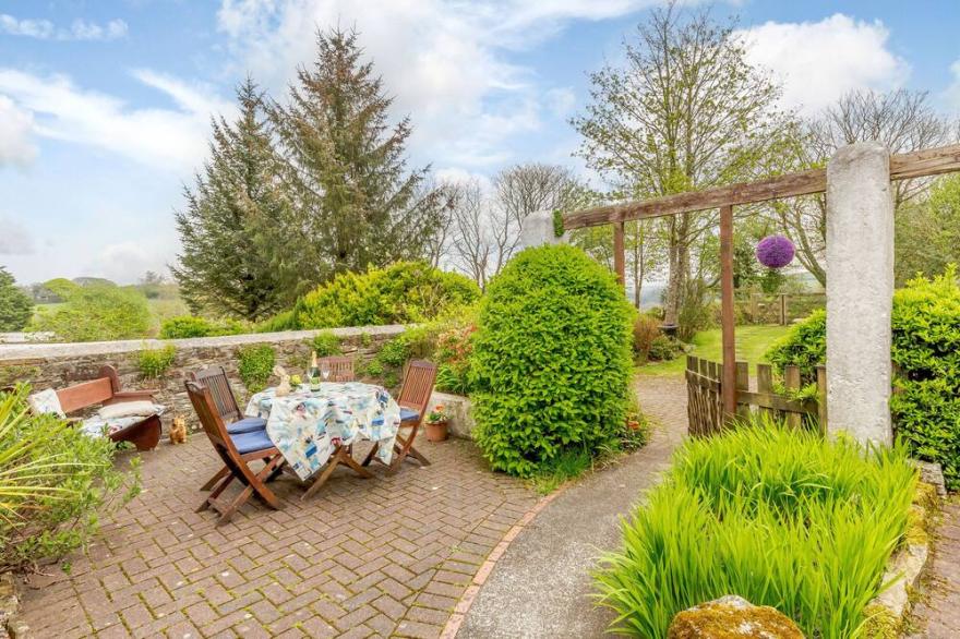 POLDARK COTTAGE, romantic, character holiday cottage in East Taphouse