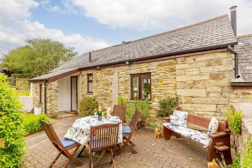POLDARK COTTAGE, romantic, character holiday cottage in East Taphouse