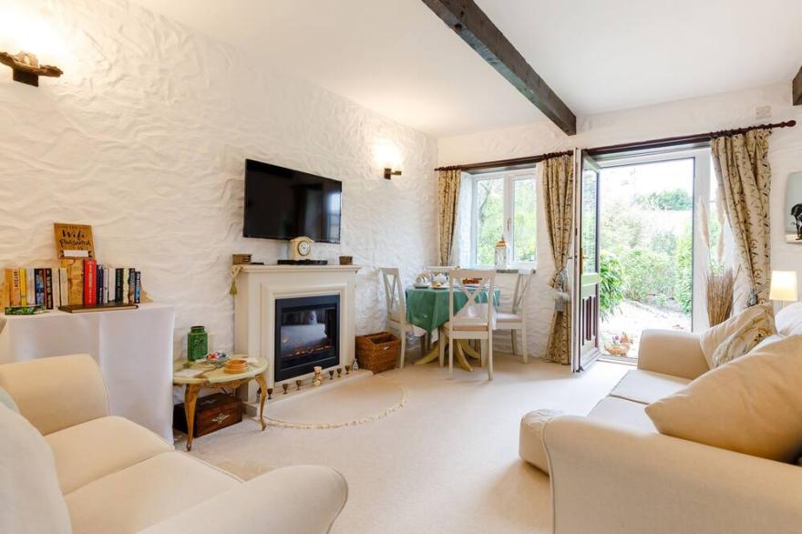 POLDARK COTTAGE, romantic, character holiday cottage in East Taphouse