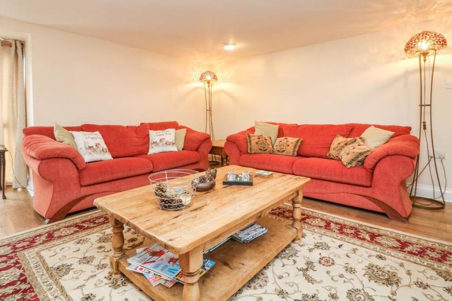 BARLEY MEADOW, pet friendly, character holiday cottage in Okehampton