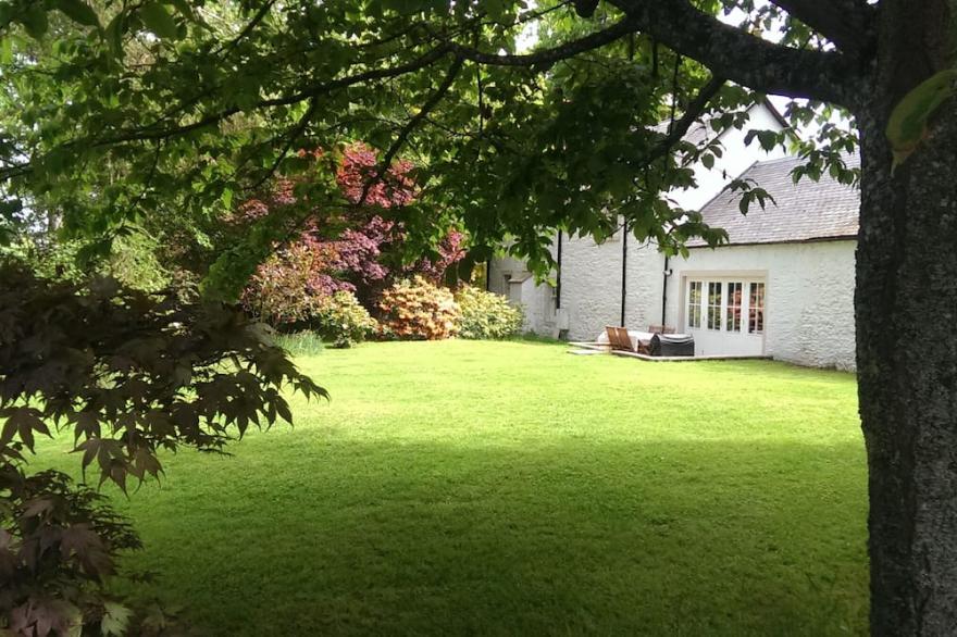 BANNATYNE LODGE, pet friendly, character holiday cottage in Newtyle