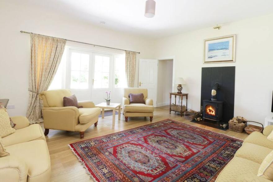 BANNATYNE LODGE, pet friendly, character holiday cottage in Newtyle