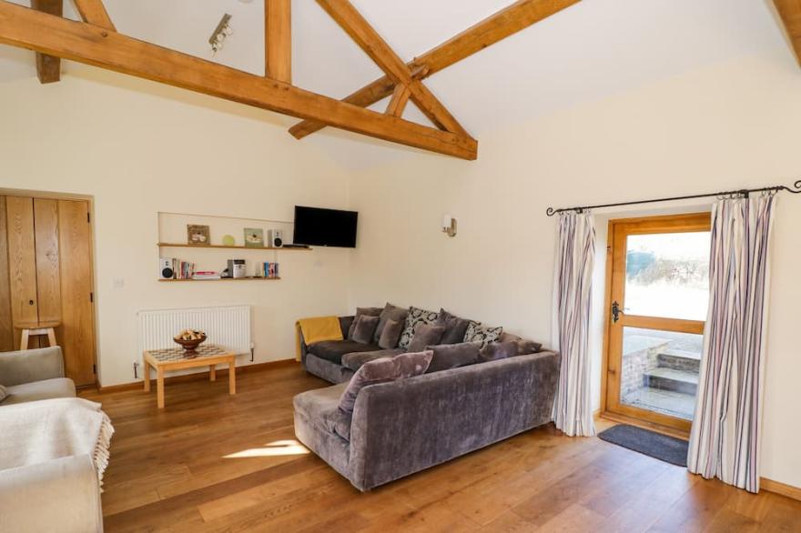 THE STABLES, pet friendly, with a garden in Little Cowarne