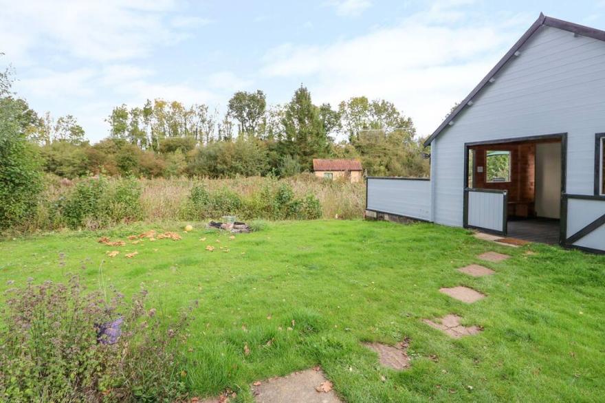 DRAGONFLY LODGE, pet friendly, country holiday cottage in Whinburgh