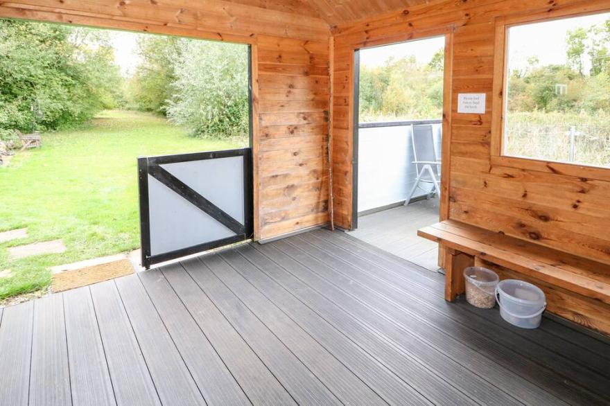 DRAGONFLY LODGE, pet friendly, country holiday cottage in Whinburgh