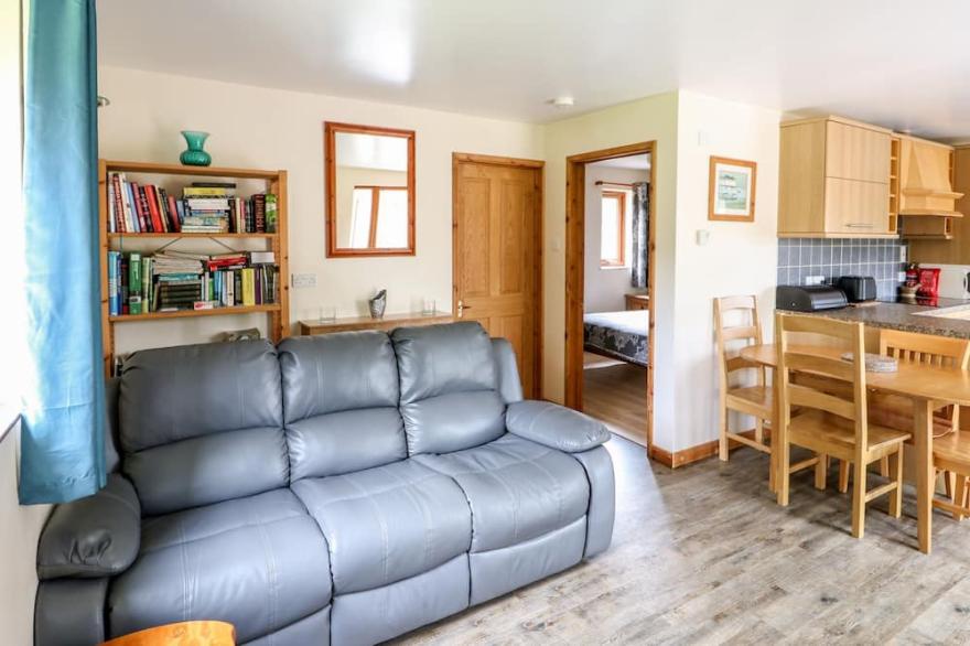 DRAGONFLY LODGE, pet friendly, country holiday cottage in Whinburgh
