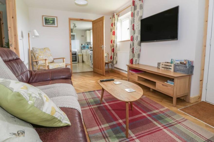 THE STABLE AT CHURCH FARM HOUSE, family friendly in Reedham