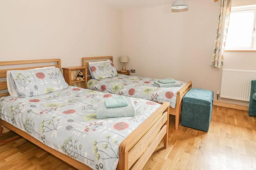 THE STABLE AT CHURCH FARM HOUSE, family friendly in Reedham
