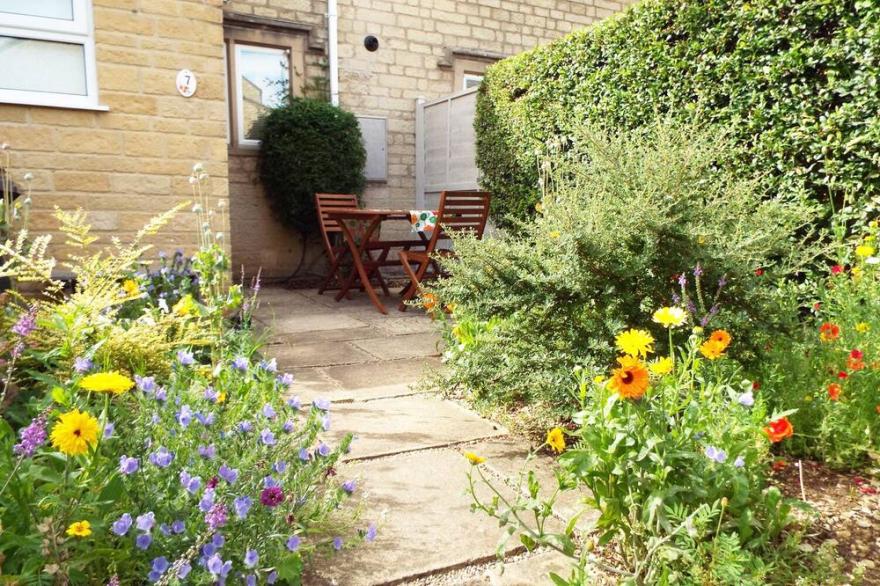 KATE'S COTTAGE, with a garden in Bourton-On-The-Water
