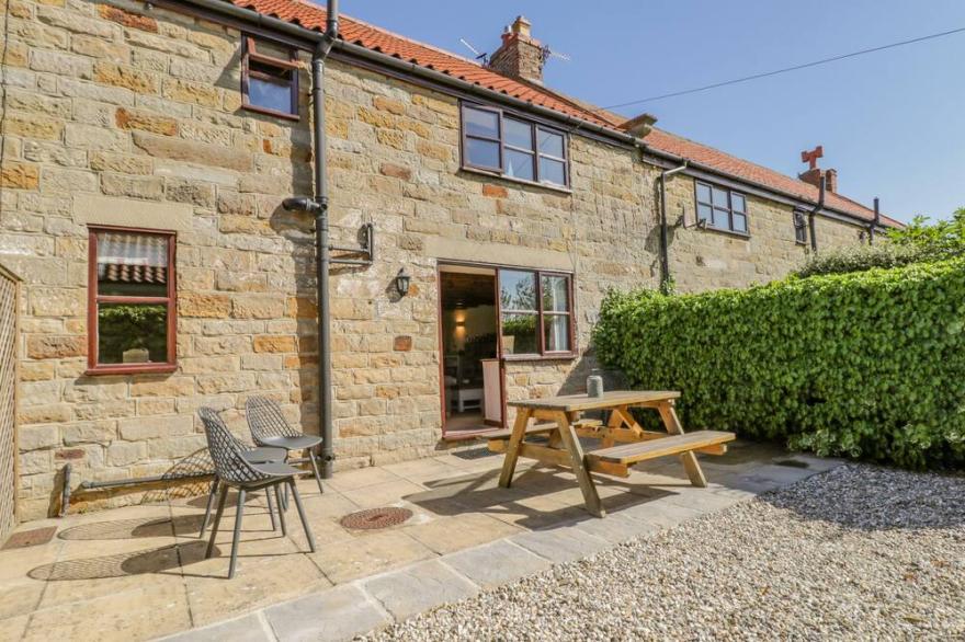 DANBY COTTAGE, family friendly, character holiday cottage in Ruswarp